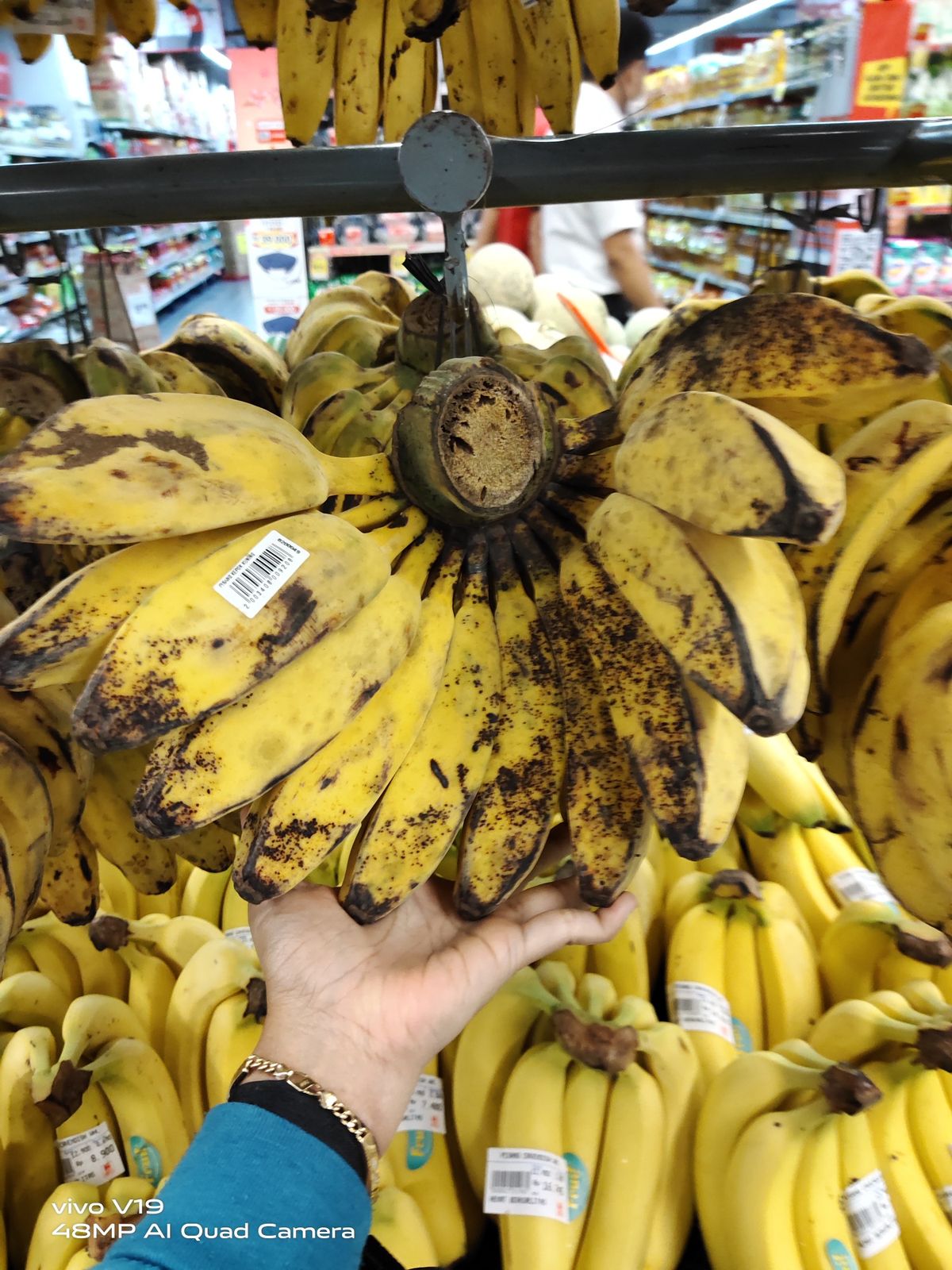 Bedende hænder bananer