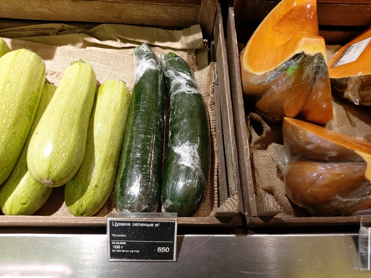 Grüner Zucchini-Kürbis